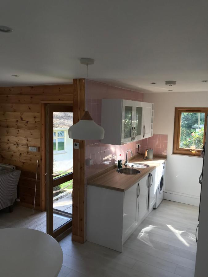 Winnie'S Corner - Self Contained Within The Grounds Of Another Property, In An Idyllic Wooded Setting 卡里翁湾 外观 照片